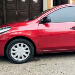 Nissan Versa  sedán ofrecido en Paysandú 