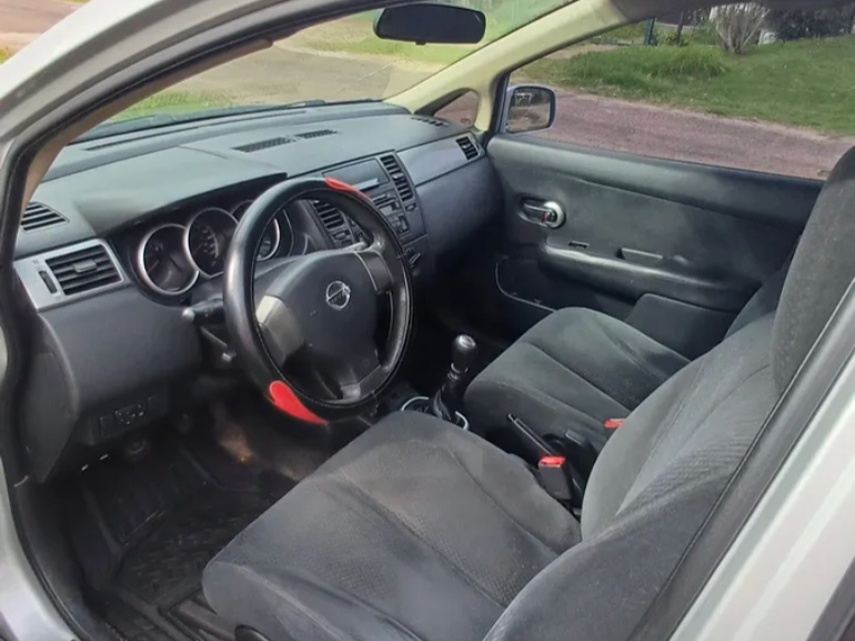 Nissan Tiida  sedán ofrecido en Piriápolis 