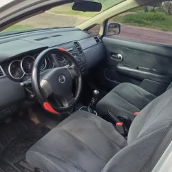 Nissan Tiida  sedán ofrecido en Piriápolis 