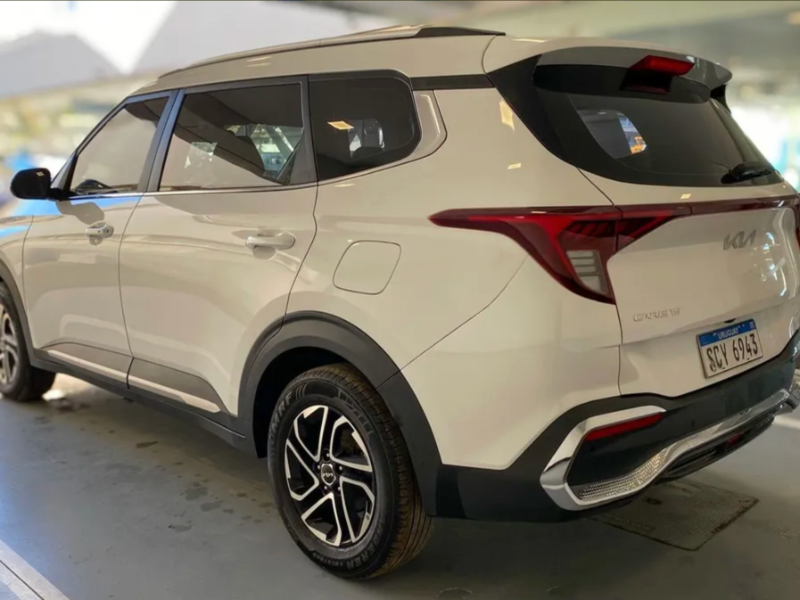 Kia Carens  minivan ofrecido en Bella Vista 