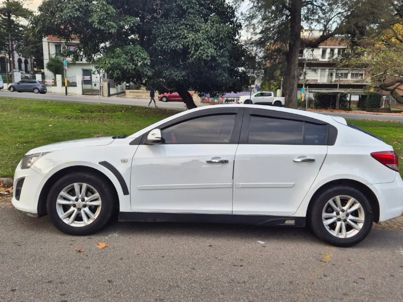 Chevrolet Cruze  sedán ofrecido en Prado 