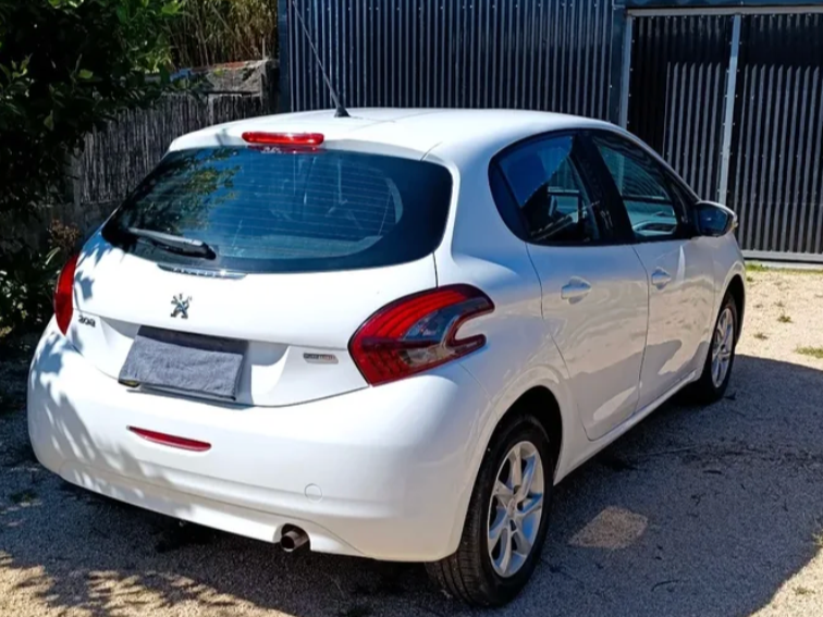 Peugeot 208  hatchback ofrecido en San Carlos 