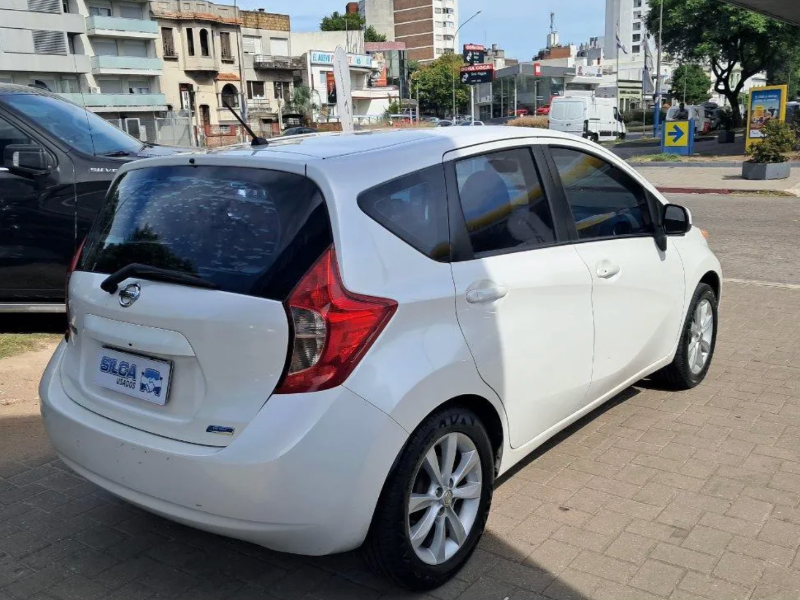 Nissan Note  hatchback ofrecido en Las Piedras 