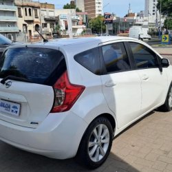 Nissan Note  hatchback ofrecido en Las Piedras 