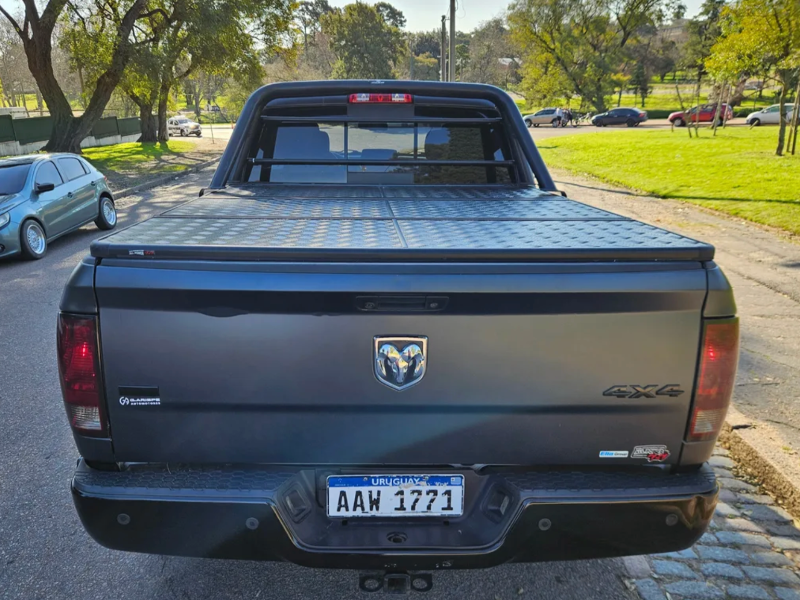 Venta en Uruguay de Dodge Ram 2500  4 puertas 