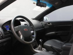 Modelo Emgrand por dentro