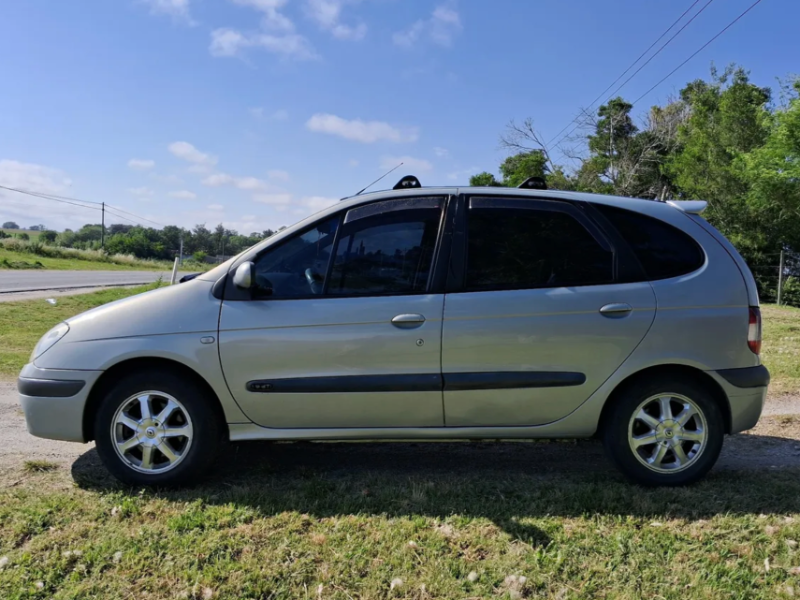 Renault Scenic2  monovolumen ofrecido en Colonia del Sacramento 