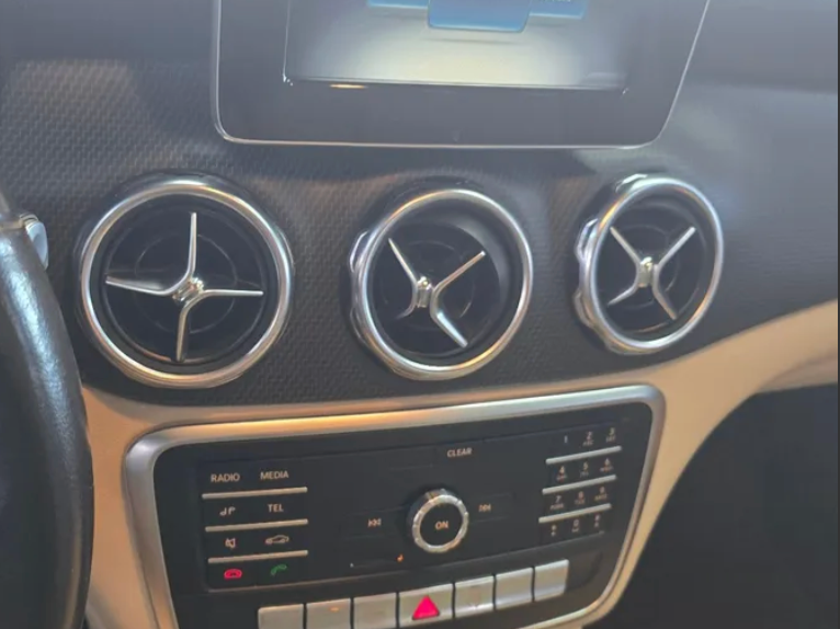 vista interna del Mercedes-Benz