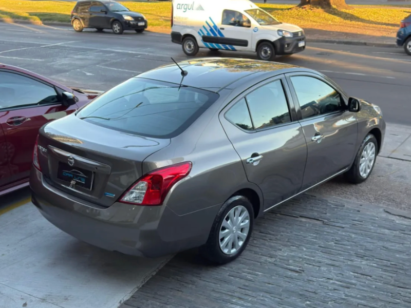 Nissan Versa  sedán ofrecido en Malvín 
