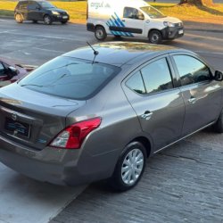 Nissan Versa  sedán ofrecido en Malvín 
