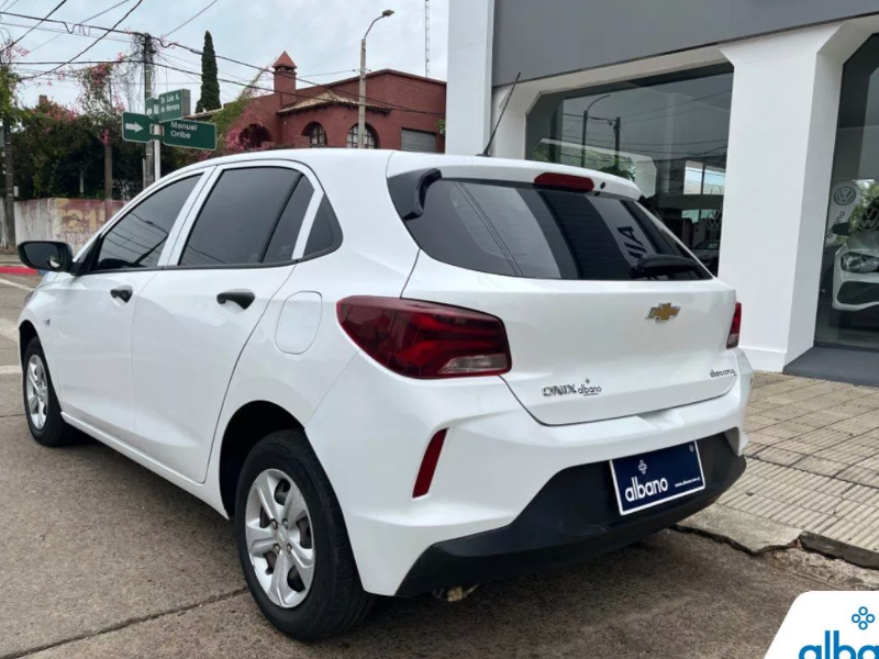Chevrolet Onix  sedán ofrecido en Artigas 