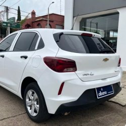 Chevrolet Onix  sedán ofrecido en Artigas 