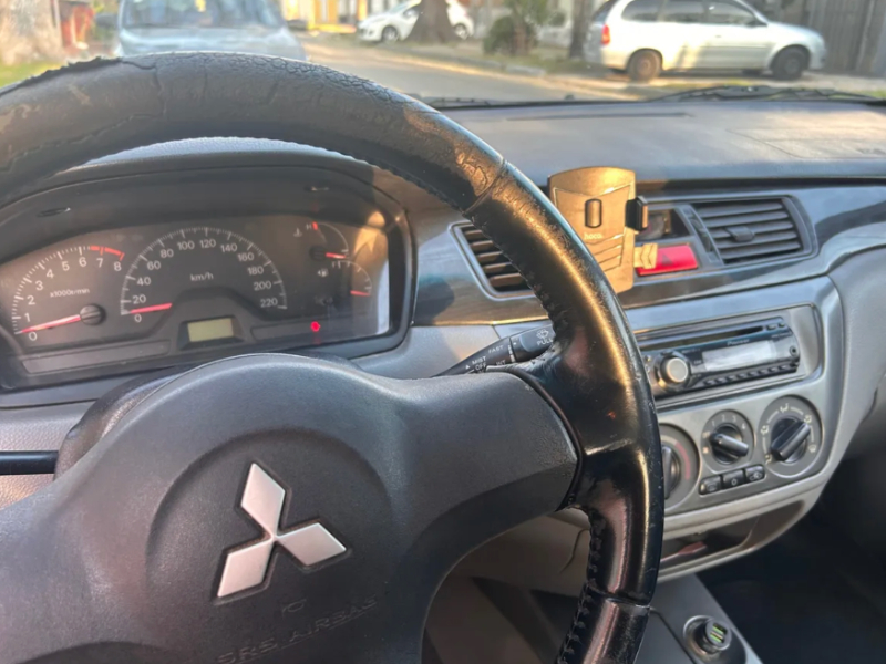 Venta en Uruguay de Mitsubishi Lancer  4 puertas 