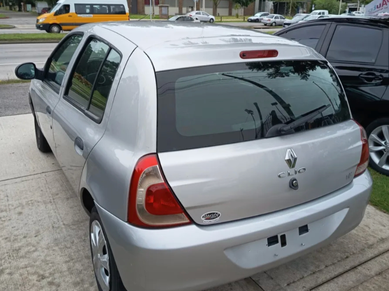 Renault Clio  hatchback ofrecido en Punta Gorda 