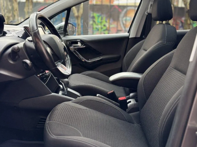 Venta en Uruguay de Peugeot 208  4 puertas 