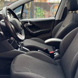 Venta en Uruguay de Peugeot 208  4 puertas 