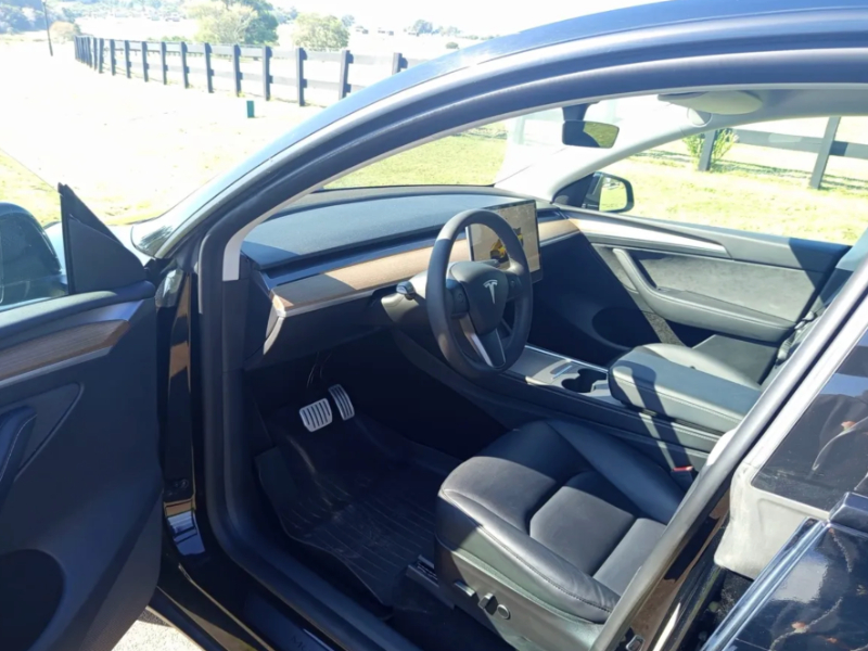 Tesla Model y  sedán ofrecido en Maldonado 